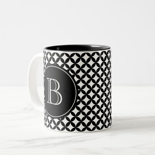 Aangepaste monogram zwart-wit tweekleurige koffiemok (Voorkant links)
