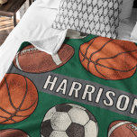 Aangepaste Monogrammed Groene Sport Fleece Deken<br><div class="desc">Perfect voor sporters van alle leeftijden en gezinnen voor sportevenementen. Blijf lekker warm tijdens kille football-, voetbal-, hockey- en basketbalwedstrijden en knuffel op de bank met deze op maat gemaakte monogrammed multi sport patterned fleece deken. Bevat een cool en uniek geïllustreerd grenspatroon van sportballen en hockeypucks, samen met de huidige...</div>
