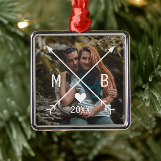 Aangepaste monogrammed Love Heart Arrows 2023 Metalen Ornament (Boom)