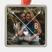 Aangepaste monogrammed Love Heart Arrows 2023 Metalen Ornament (Voorkant)