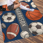 Aangepaste Monogrammed Marine Blauwe Sport Fleece Deken<br><div class="desc">Perfect voor sporters van alle leeftijden en gezinnen voor sportevenementen. Blijf lekker warm tijdens kille football-, voetbal-, hockey- en basketbalwedstrijden en knuffel op de bank met deze op maat gemaakte monogrammed multi sport patterned fleece deken. Bevat een cool en uniek geïllustreerd grenspatroon van sportballen en hockeypucks, samen met de huidige...</div>