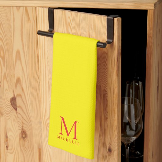 Aangepaste Monogramnaam Elegant Helder Geel & Rood Theedoek (Derde Gevouwen)