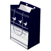 Aangepaste monogramnaam Navy Blue Sandpiper Bird Medium Cadeauzakje (Voorkant Gekanteld)