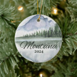 Aangepaste Montana Waterverf Mountain Lake Trees Keramisch Ornament<br><div class="desc">Schattigee personaliseerbare westerne bergtrip souvenir. Maatwerk: Verander onderschrift en jaar om het uniek te maken.</div>