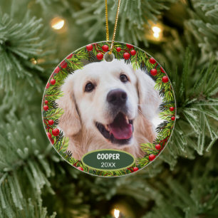 Aangepaste Mopshond Foto 1e Kerst op Hulstbes Keramisch Ornament