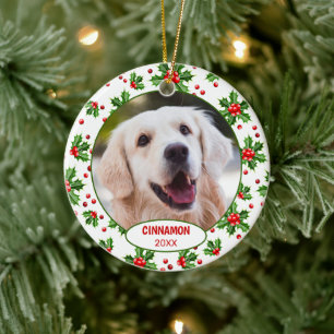 Aangepaste Mopshond Foto 1e Kerstmis Op Hulst Bes Keramisch Ornament