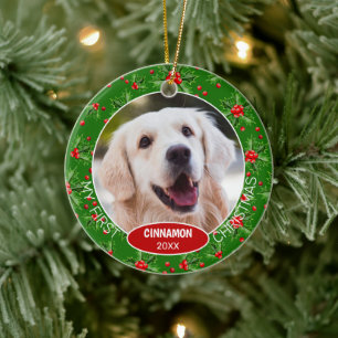 Aangepaste Mopshond Foto 1e Kerstmis Op Hulst Bes Keramisch Ornament