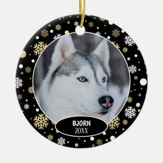 Aangepaste Mopshond Foto 1e Kerstmis Op Sneeuwvlok Keramisch Ornament (Voorkant)