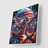 Aangepaste motorfiets met Amerikaanse vlag bij zon Vierkante Klok (Hoek)