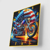 Aangepaste motorfiets revving op een patriottische vierkante klok (Hoek)