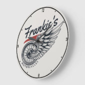 Aangepaste motorfietsen die bietenwinkel met vlieg grote klok (Hoek)