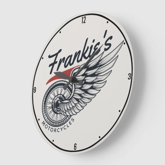 Aangepaste motorfietsen die bietenwinkel met vlieg grote klok (Hoek)