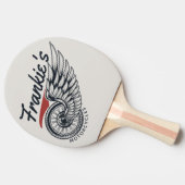 Aangepaste motorfietsen die bietenwinkel met vlieg tafeltennisbatje (Zijkant)