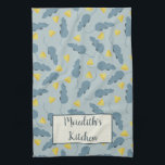 Aangepaste Mouse Pattern Blue Mice Yellow Cheese Theedoek<br><div class="desc">Creëer is een unieke persoonlijke gave die een perfect cadeau maakt voor je favoriete muizenliefhebber. Deze keukenhanddoek bevat een algeheel patroon met eenvoudige illustraties van muizen in leistblauw en wiggen van Zwitserse kaas in geel, allemaal tegen een bleke lichtblauwe achtergrond. Gebruik het gebied van de sjabloon om een naam of...</div>