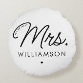 Aangepaste Mrs Est. Modern Elegant Script Pas getr Rond Kussen (Achterkant)