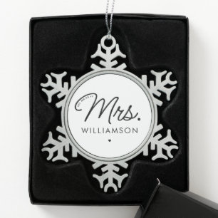 Aangepaste Mrs Est. Modern Elegant Script Pas getr Tin Sneeuwvlok Ornament