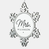 Aangepaste Mrs Est. Modern Elegant Script Pas getr Tin Sneeuwvlok Ornament (Rechts)