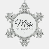 Aangepaste Mrs Est. Modern Elegant Script Pas getr Tin Sneeuwvlok Ornament (Voorkant)