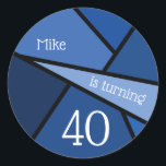 Aangepaste naam 40th Birthday Abstract Blue Geomet Ronde Sticker<br><div class="desc">Cool 40th verjaardagsfeest stickers zijn voorzien van een modern geometrisch ontwerp dat leest "[aangepaste naam] is het draaien van 40" in trendy witte typografie tekst op een achtergrond van geometrische vormen in verschillende tinten blauw geschetst in zwart. Pas de naam en leeftijd aan in de zijbalk. Als u de naam...</div>