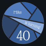 Aangepaste naam 40th Birthday Abstract Blue Geomet Ronde Sticker<br><div class="desc">Cool 40th verjaardagsfeest stickers zijn voorzien van een modern geometrisch ontwerp dat leest "[aangepaste naam] is het draaien van 40" in trendy witte typografie tekst op een achtergrond van geometrische vormen in verschillende tinten blauw geschetst in zwart. Pas de naam en leeftijd aan in de zijbalk. Als u de naam...</div>