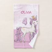 Aangepaste naam 4e verjaardag Roze paard met kroon Bad Handdoek (Handdoek)