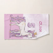 Aangepaste naam 5e verjaardag Roze paard met kroon Bad Handdoek (Handdoek)