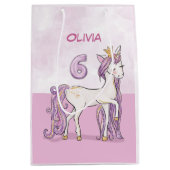 Aangepaste naam 6e verjaardag roze paard met kroon medium cadeauzakje (Voorkant)