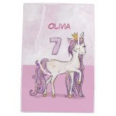 Aangepaste naam 7e verjaardag Roze paard met kroon Medium Cadeauzakje (Achterkant)