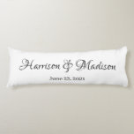 Aangepaste naam aangepast paar en datum huwelijk lichaamskussen<br><div class="desc">Gepersonaliseerde Script Custom Couple Naam en Datum Bruiloft Body Kussen. Elegant,  klassiek,  minimalistisch design. Zwart-Wit</div>