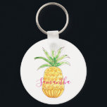 Aangepaste naam anananas sleutelhanger<br><div class="desc">Deze schattige en girale sleutelketen is versierd met een gele ananas van de waterverf en een roze typografie. U kunt het aanpassen door de naam te veranderen of het een monogram te maken. Oorspronkelijke Waterverf © Michele Davies.</div>