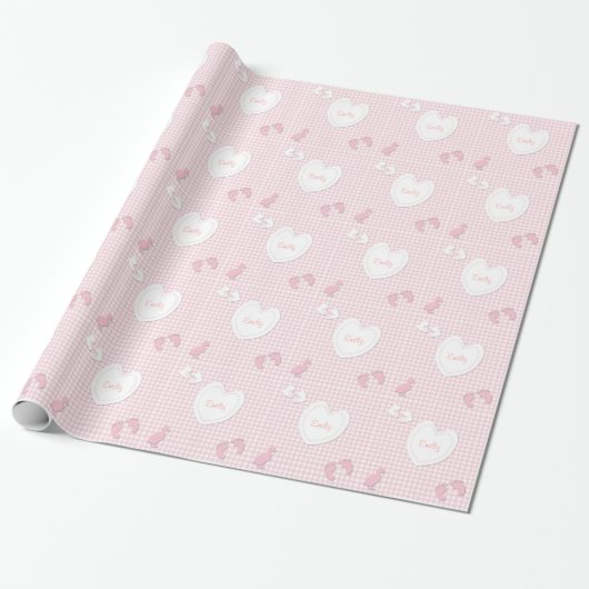 Aangepaste naam Baby Girl Heart Gingham Paper Cadeaupapier (Uitgerold)