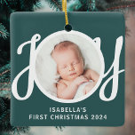 Aangepaste naam Baby's eerste kerstfoto groen Keramisch Ornament<br><div class="desc">Dit schattige Baby's First Christmas Photo Ornament is versierd met het woord JOY in stijlvolle scripttypografie op een groene achtergrond. Eenvoudig aan te passen met uw foto,  naam en jaar.</div>