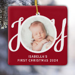 Aangepaste naam Baby's eerste kerstfoto rood Keramisch Ornament<br><div class="desc">Dit schattige Baby's First Christmas Photo Ornament is versierd met het woord JOY in stijlvolle scripttypografie op een rode achtergrond. Eenvoudig aan te passen met uw foto,  naam en jaar.</div>