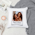 Aangepaste naam Bestie Fotovrienden Sisters BFF Fu Kussen<br><div class="desc">Laat vriendschap sprankelen! Dit kussen zal zeker hoofden draaien en het show stelen op elke bank. Ga je gang, verander herinneringen in knuffels en zeg "BFF's forever" in elk dutje! Eenvoudig, modern en leuk gooi kussen met uw foto in een witte lijsten overlay en een trendy handgeschreven script typografie ontwerp,...</div>