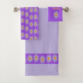 Aangepaste naam blauwe bloemen op paarse bad handdoek