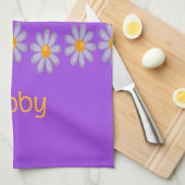 Aangepaste naam blauwe bloemen op paarse theedoek (Quarter Fold)