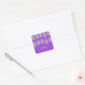 Aangepaste naam blauwe bloemen op paarse vierkante sticker (Envelop)
