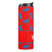 Aangepaste naam blauwe draden op rood thermosbeker (Gedraaid links)