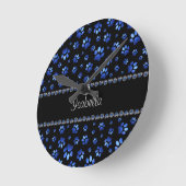 Aangepaste naam, blauwe glitter-hondenpoten ronde klok (Hoek)