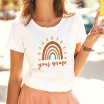 Aangepaste naam Boho Earth Tone Rainbow Sun T-shirt<br><div class="desc">De Custom Name Boho Earth Tone Rainbow Sun T-shirt is een uniek en stijlvol kledingstuk dat boze en aardeachtige elementen combineert met een levendige regenboogzon. Naast het opvallende grafisch, kan het T-shirt ook met uw eigen naam worden aangepast, die het tot een echt gepersonaliseerd stuk maken. De naam zal in...</div>