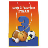 Aangepaste naam Boy 3rd Birthday Sports Balls Medium Cadeauzakje (Voorkant)