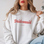 Aangepaste naam bruidsmeisje vrijgezellenfeest huw trui<br><div class="desc">Aangepast bruidsmeisje naam vrijgezellenfeest huwelijksdouche sweatshirt. Personaliseer dit minimalistische en leuke roze trouw sweatshirt met de naam van je bruidsmeisje onder de mooie schrijfletters. Perfect als een aangepast bruidsdouche of vrijgezellenfeest cadeau voor al je bruidsmeisjes terwijl je je speciale dag viert.</div>