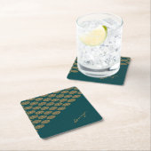 Aangepaste naam bruin bloemig op dennengroen kartonnen onderzetters (Insitu)