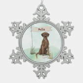Aangepaste naam Chocolate Lab Pet Dog Tin Sneeuwvlok Ornament (Voorkant)