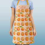 Aangepaste naam Citrus Oranje Pattern Schort<br><div class="desc">Zingy en heerlijk oranje citrusvruchtpatroon op een zwarte roze achtergrond. Ideaal voor foodies en iedereen die graag koken. Oorspronkelijke kunst van Nic Squirrell. Verander de naam om te personaliseren.</div>