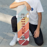 Aangepaste naam Cool Retro Sunset Stripes Persoonlijk Skateboard<br><div class="desc">Eigen naam Cool Retro Sunset Stripes Skateboard is voorzien van uw persoonlijke naam op een retrozonnebrandee in een woedend, oranje, geel en blauw, , blauw, tegen een houten achtergrond. Personaliseer door de tekst in het verstrekte tekstvakje uit te geven. Geef een aangepast geschenk, een gepersonaliseerd skateboard aan je favoriete skateboarder...</div>