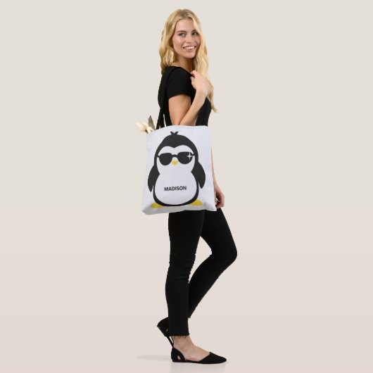 Aangepaste naam coole pinguïn tote bag (Op model)
