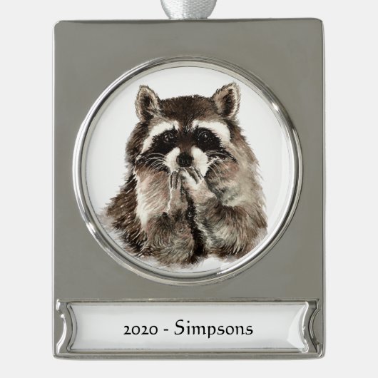 Aangepaste naam Datum Cute Raccoon Belling Kisses Verzilverd Banner Ornament (Voorkant)