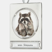 Aangepaste naam Datum Cute Raccoon Belling Kisses Verzilverd Banner Ornament (Links)