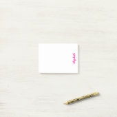 Aangepaste naam diep roze schrift op wit post-it® notes (Op bureau)
